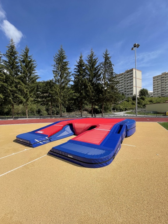JIPAST a.s., tradiční český výrobce atletického vybavení od 1992, nabízí certifikované produkty pro atletické stadiony. Kompletní sortiment pro všechny atletické disciplíny, ideální pro dětskou atletiku a sportovní kluby